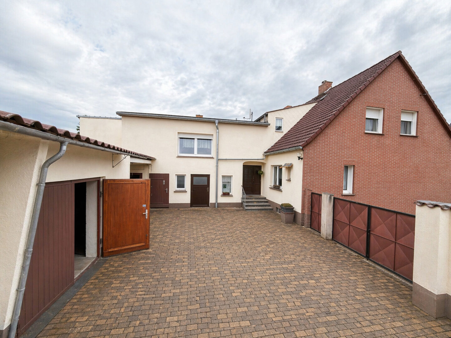 Garagen und seitliche Hausansicht