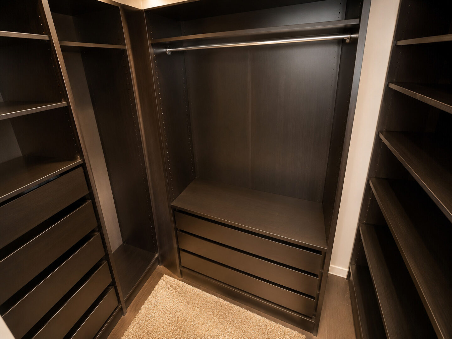 Ankleide abgehend vom Schlafzimmer