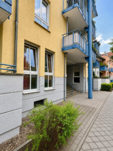 Hausansicht mit Blick zu Wohnung