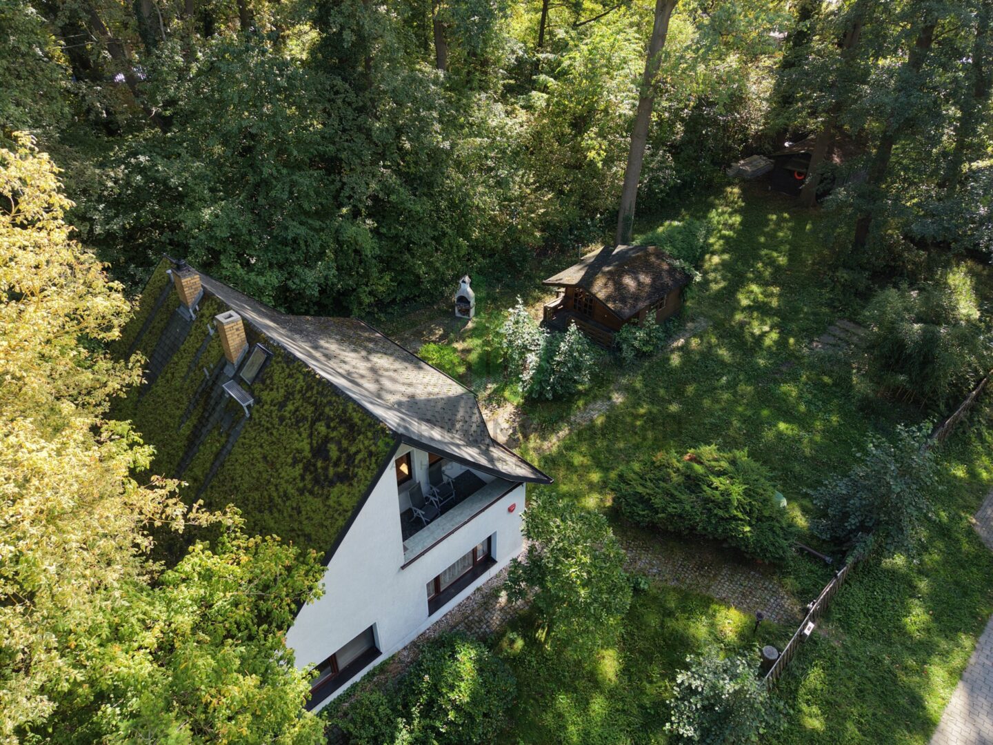 Haus und Grundstücksansicht