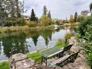 Sitzbereich direkt am Wasser