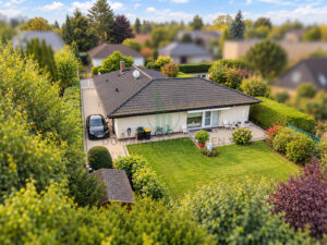 Drohnenansicht - Garten und Gebäudestruktur